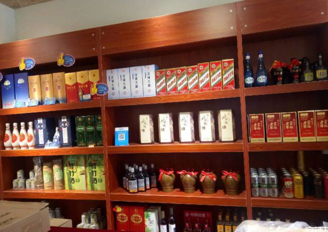 為何街邊的煙酒行很少有人進店,還能經營?了解一下內幕就知道